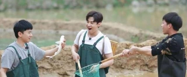 張藝興|搬樹苗也要找人幫黑衣大伯出現在李誕身后,網友真當觀眾們瞎