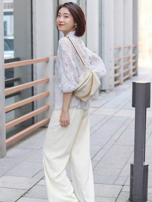 小蛮腰|花哨衬衫过时了,今秋流行“白衬衫+烟管裤”,配上低跟鞋超好看