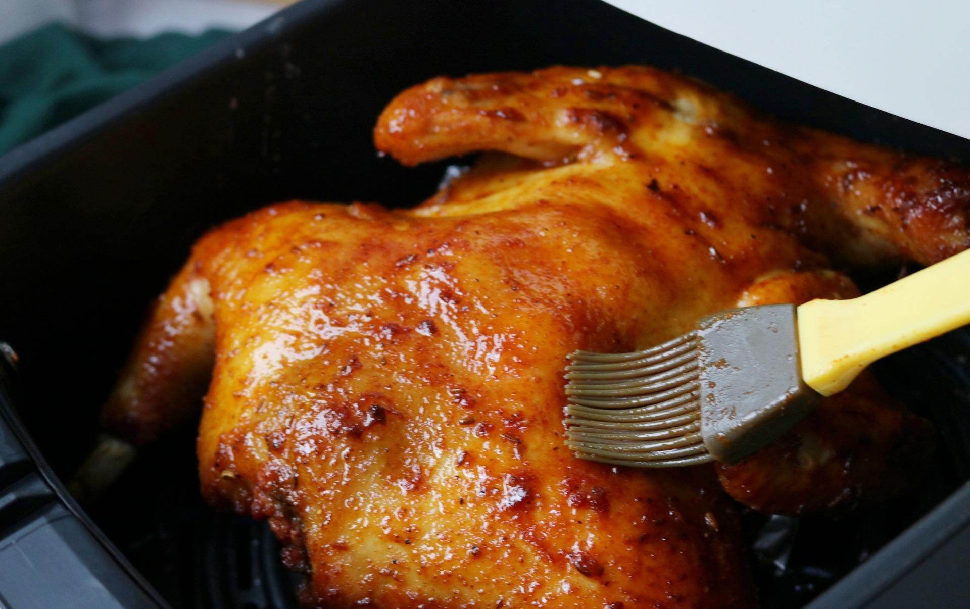 天气太冷了,用一只香喷喷的烤鸡,来抵御寒冷,真好吃呀