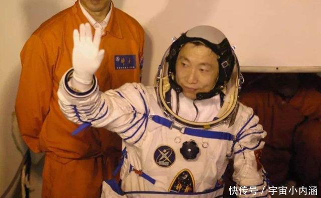 杨利伟进入太空听到敲窗声,谜底在17年后揭开,庆幸捡回一条命