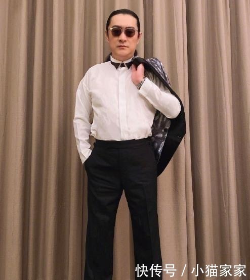 58岁黄安路边摊吃木桶饭!大方分享价格自嘲,曾穷到靠女人吃饭