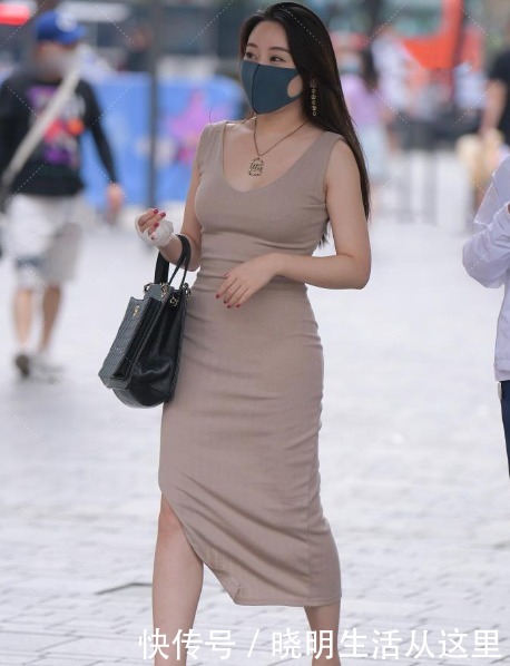 微胖的姑娘穿搭开叉无袖裙,金项链搭配黑包包不仅时髦还显高级感