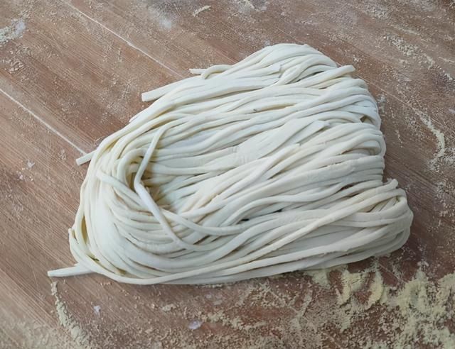 细嫩|做手擀面时,记得再加“这2料”,面条顺滑不粘锅,好吃有嚼劲