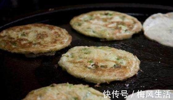 葱油饼|邻居阿姨做葱油饼十五年,我一次能吃5个,太美味了根本停不下来