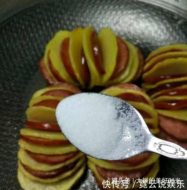 红肠|土豆别再做煎饼了，教你新吃法，咸香好吃，一顿10个土豆不够吃
