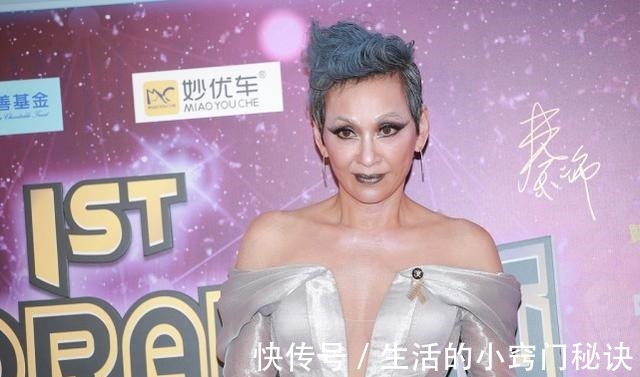 连体裤|周润发前妻穿衣挺个性,连体裤开叉到“胃”也要穿,好在身材够好!