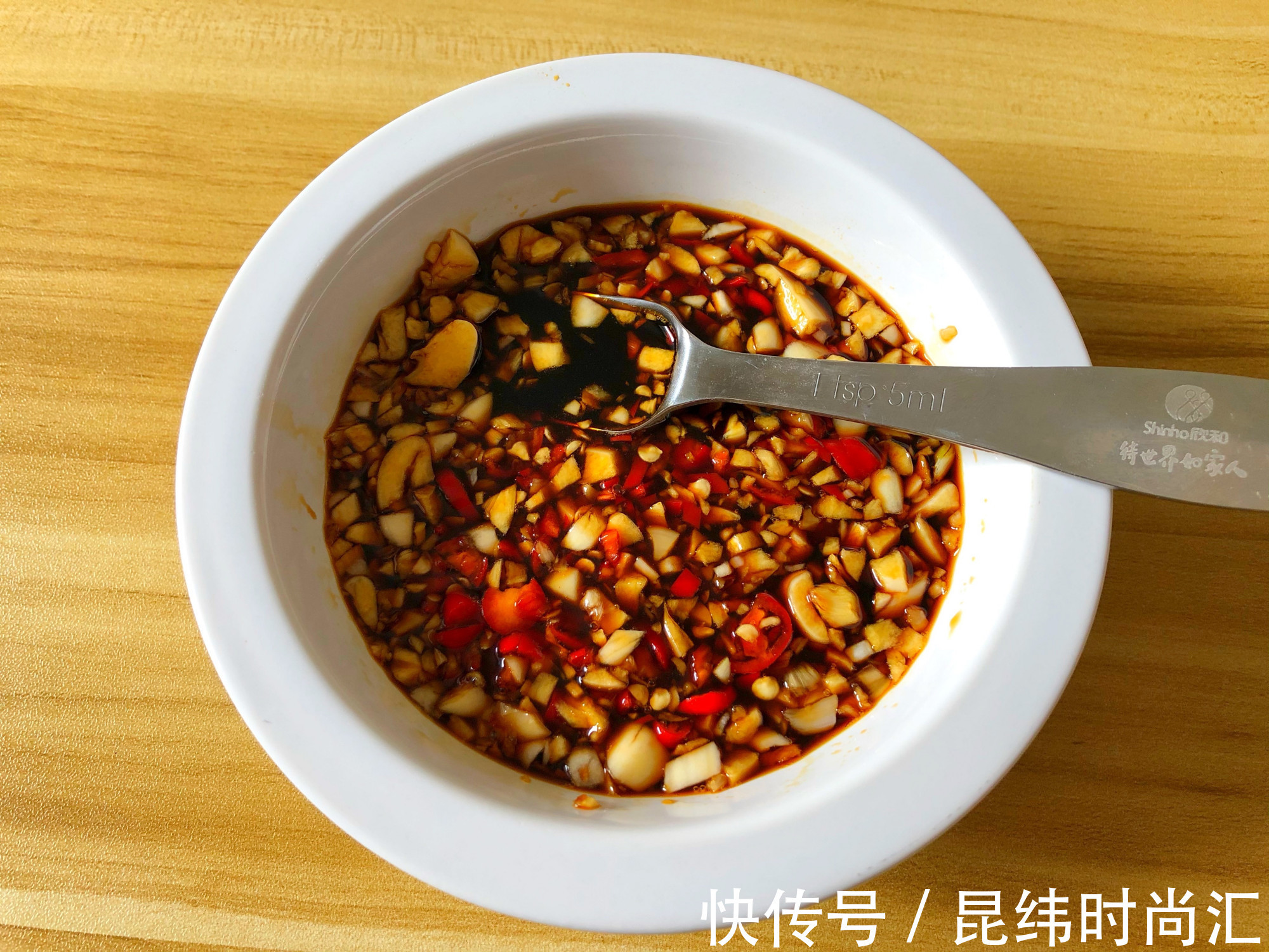 勿忘我|我家最近爱上茄子这做法,蒸一蒸就上桌,鲜美又下饭,快试试