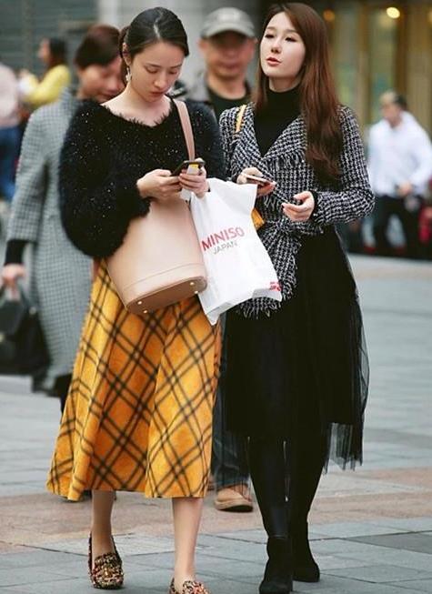 街拍:亭亭玉立的美女,身穿蓝色的连体长裤,尽显完美好身材