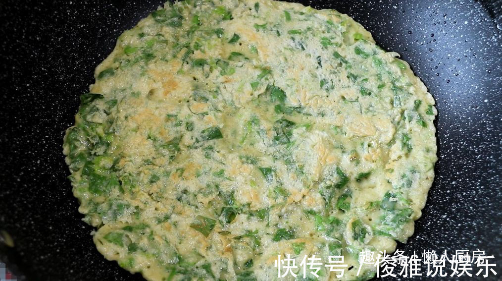 别再把芹菜叶子扔掉了，配上鸡蛋和面粉，教你做芹菜鸡蛋饼