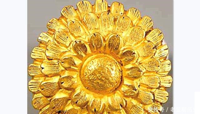 发现|国宝传奇青年挖到土坑,发现大量黄金,被砸碎的罐子,价值连城