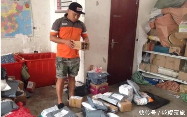 小哥|快递小哥晒自己10月份的工资单,看着上面的数字,心里五味杂全