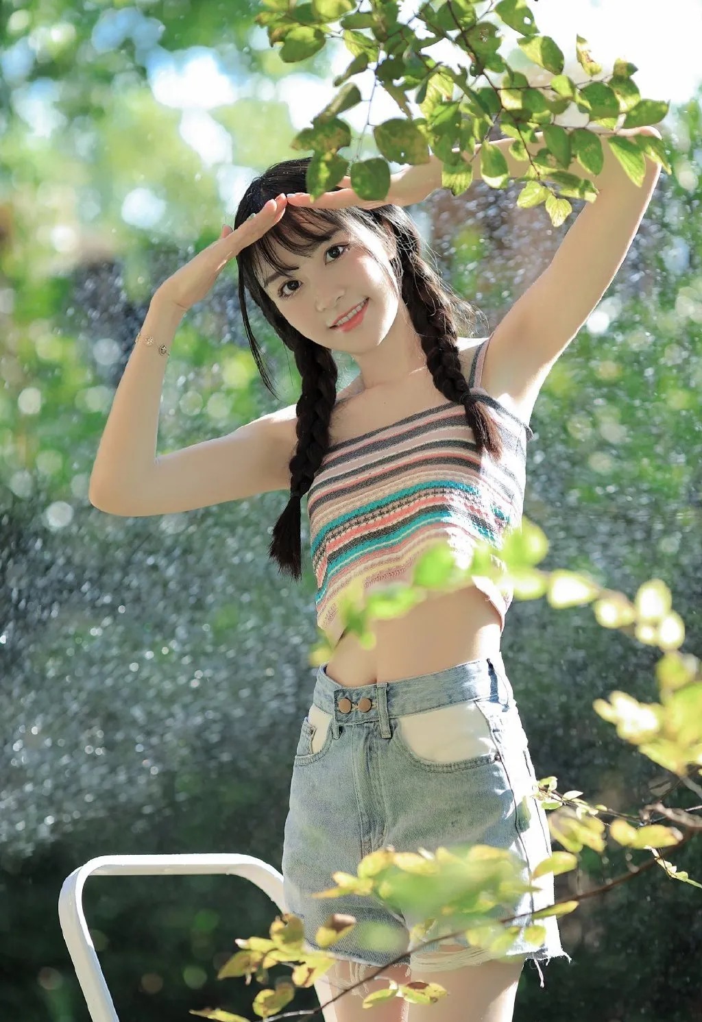 街拍时尚:大眼睛的女孩,看着就清凉透气