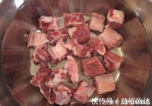 血水|无论排骨怎么做，都不要先焯水，学会这一招，排骨不柴不腥，好吃