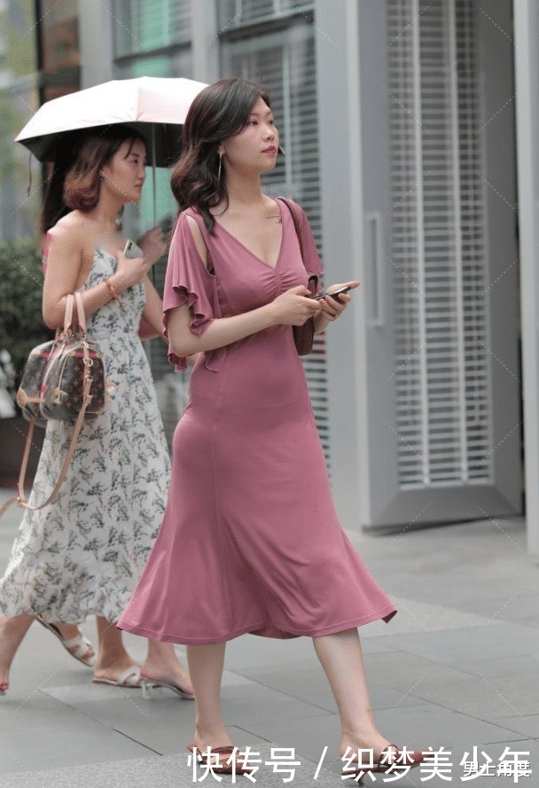 连衣裙 贵妇嫌连衣裙“太闷热”,在袖子处“剪一刀”,这下终于不嫌热了