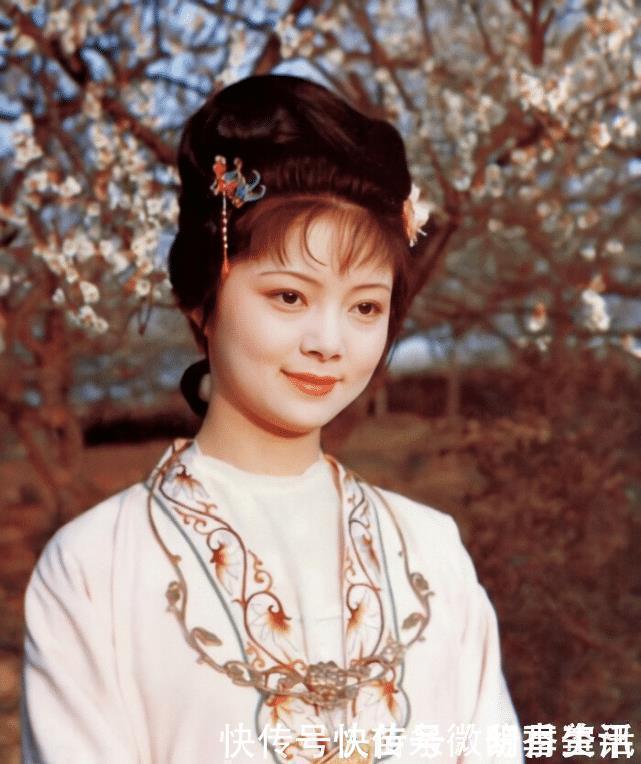 王夫人|薛宝钗办“螃蟹宴”的真正目的，史湘云根本不懂，傻乎乎做了陪衬