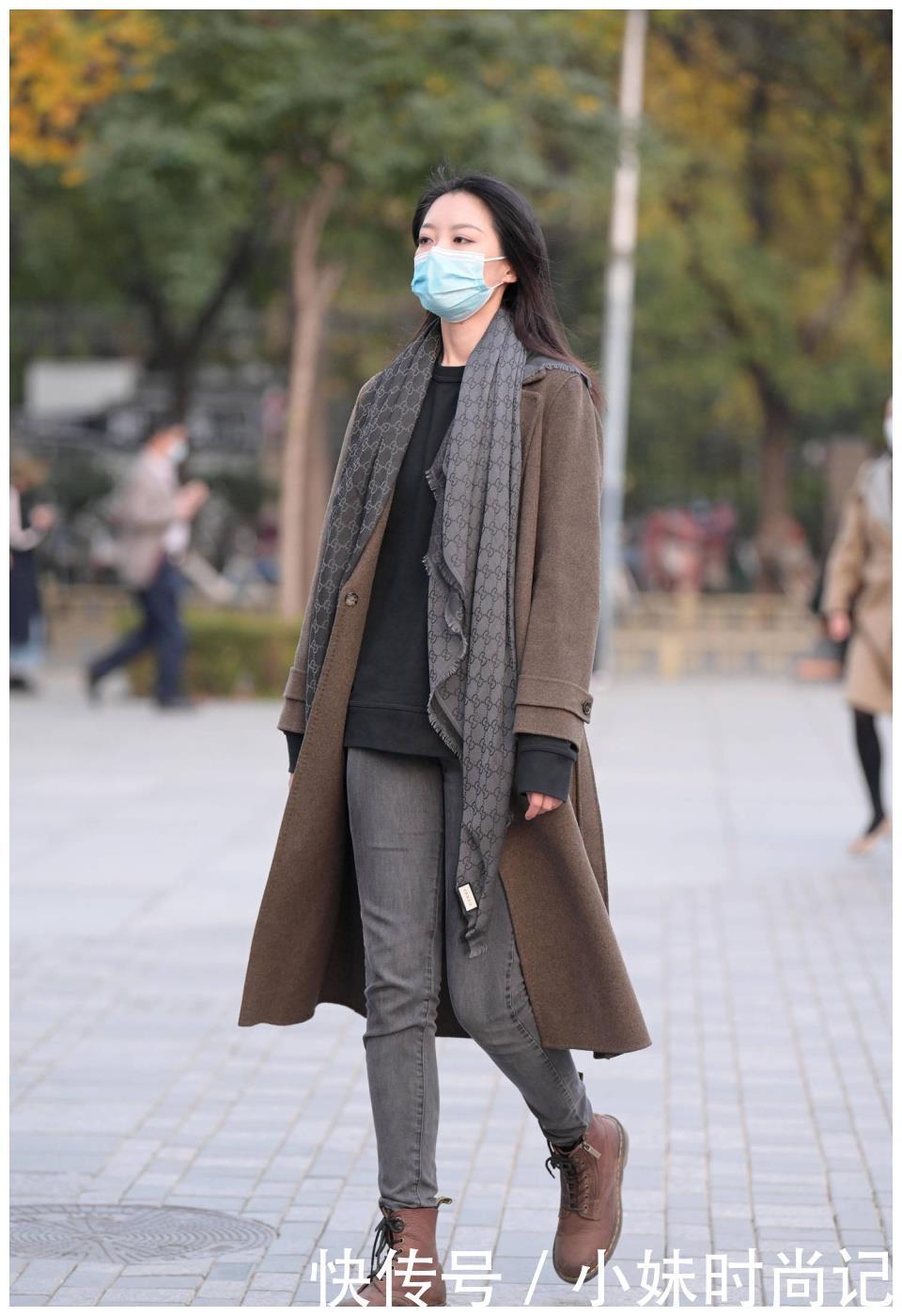 时节|秋冬时节长款风衣,还是不系扣更好看,更有层次感