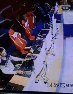 |搞笑GIF:这哥们的气质,我一辈子都不想学来