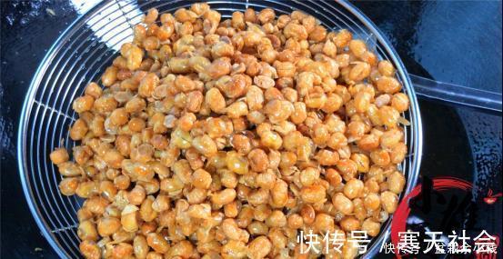 黄豆别再打豆浆了,孩子这样吃猛长个,酥脆又营养,给红烧肉不换