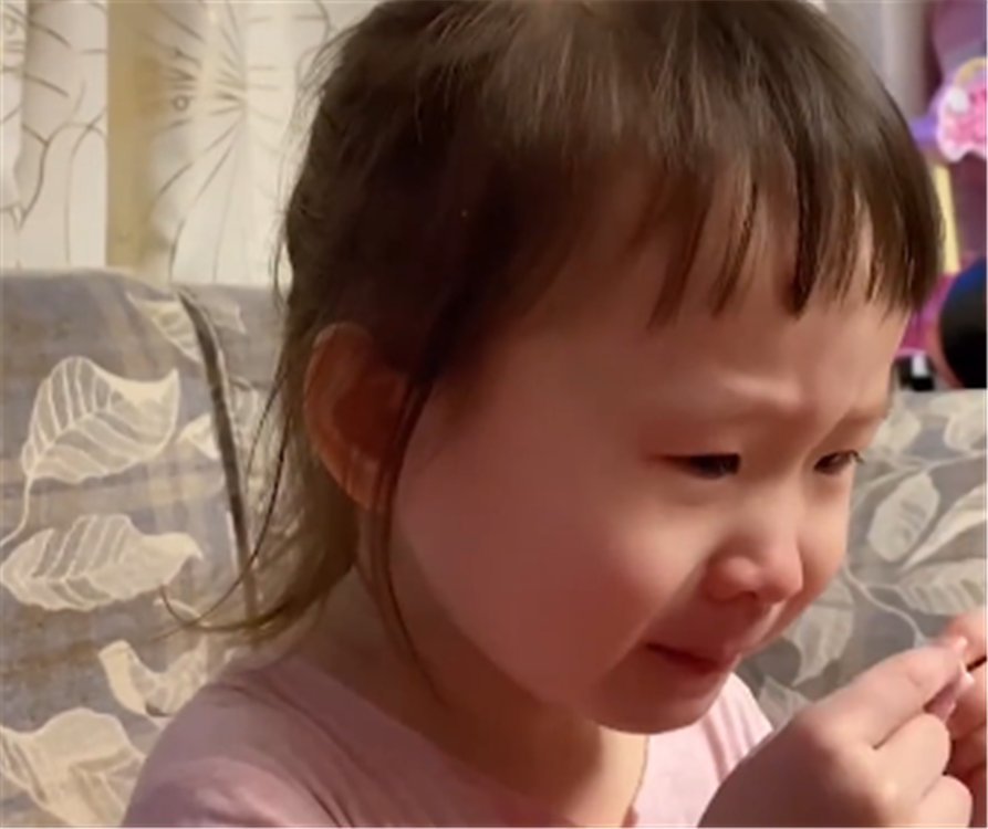 手机|小棉袄摔坏爸爸手机，爸爸索赔后哭诉没钱，委屈巴巴的样子好可爱