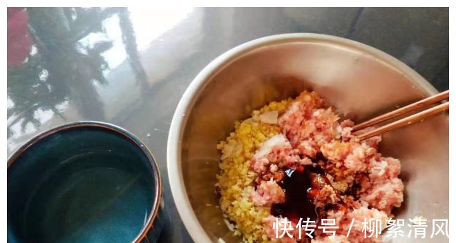 松软|表皮松软底部酥脆的水煎包,在家也能轻松做,老人孩子都爱吃!