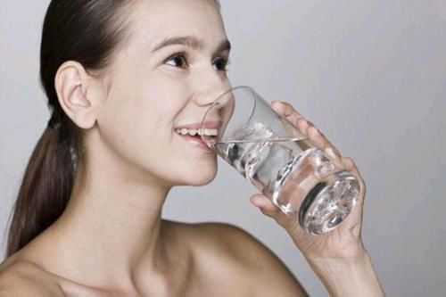 上半身|女性开始变老时,“上半身”或会露出破绽,一个不占是最好了