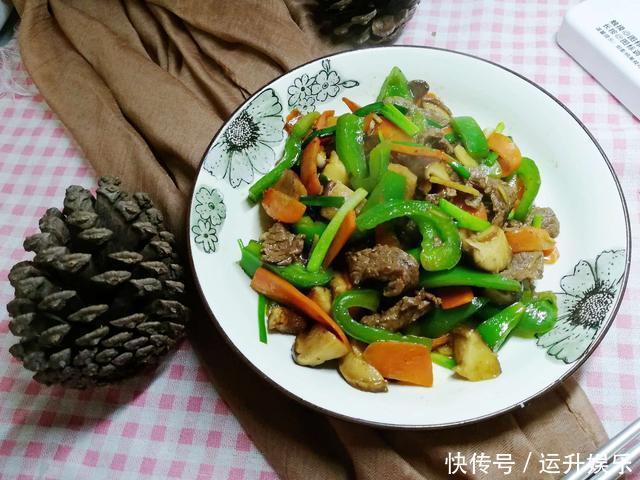 炒牛肉时,直接下锅就“废”了,厨师教你这样做,肉嫩滑不柴