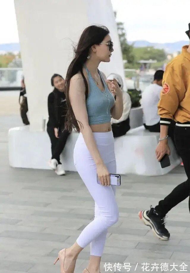 美女 美女脚上搭配一双高跟鞋,穿起来非常的个性,很有时尚感