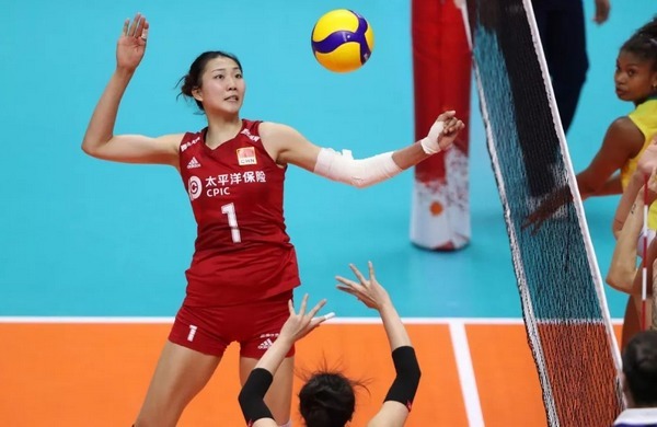 中国女排|袁心玥现身校园上课！因个子太高被人发现，同学们纷纷上前要签名