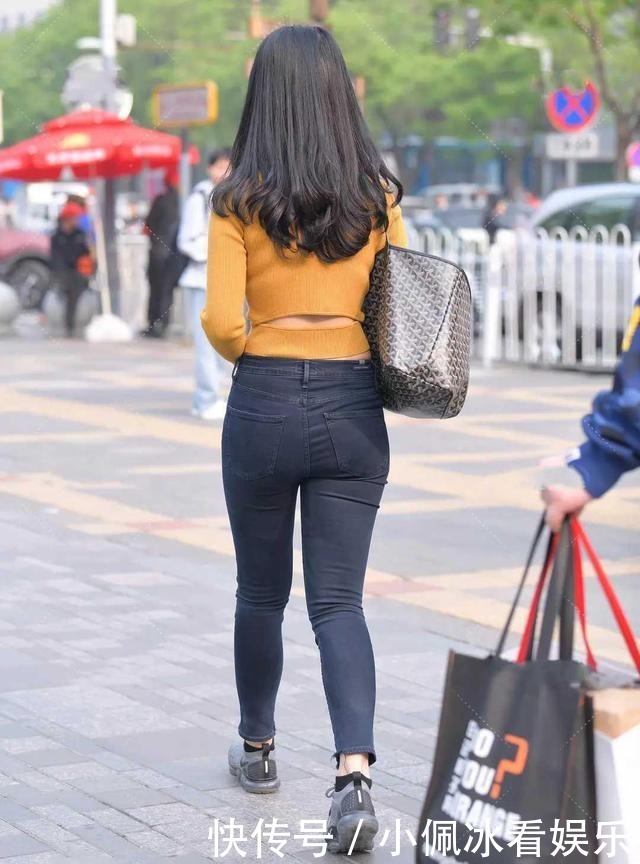 时尚|冬日暖阳!女孩的穿搭真时尚,笑容更美更自信,身材也不错哦