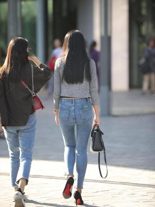 灰针织开衫，搭配浅色牛仔裤，温暖舒适，优雅大方