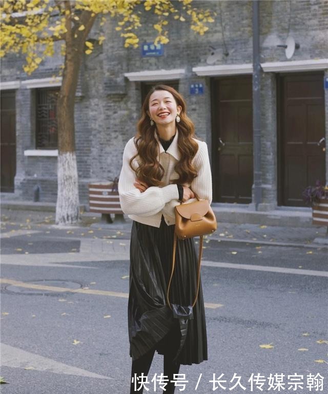 毛衣下面不一定要搭裤子,今年流行“毛衣+半长裙”,气质又高级