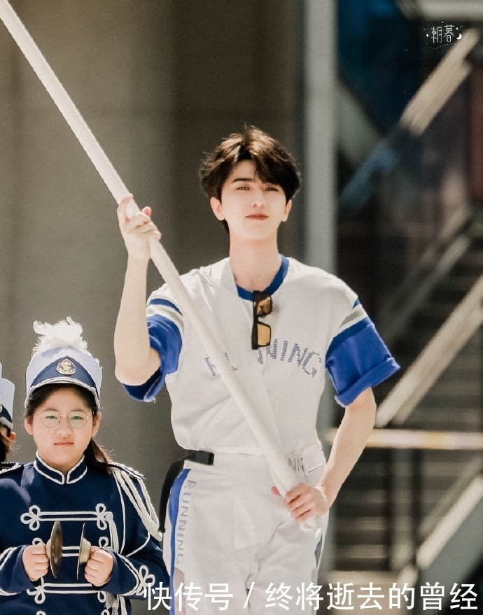 蔡徐坤今日《奔跑吧》路透来袭 运动会上的小小扛旗手甜度爆表可爱炸裂!