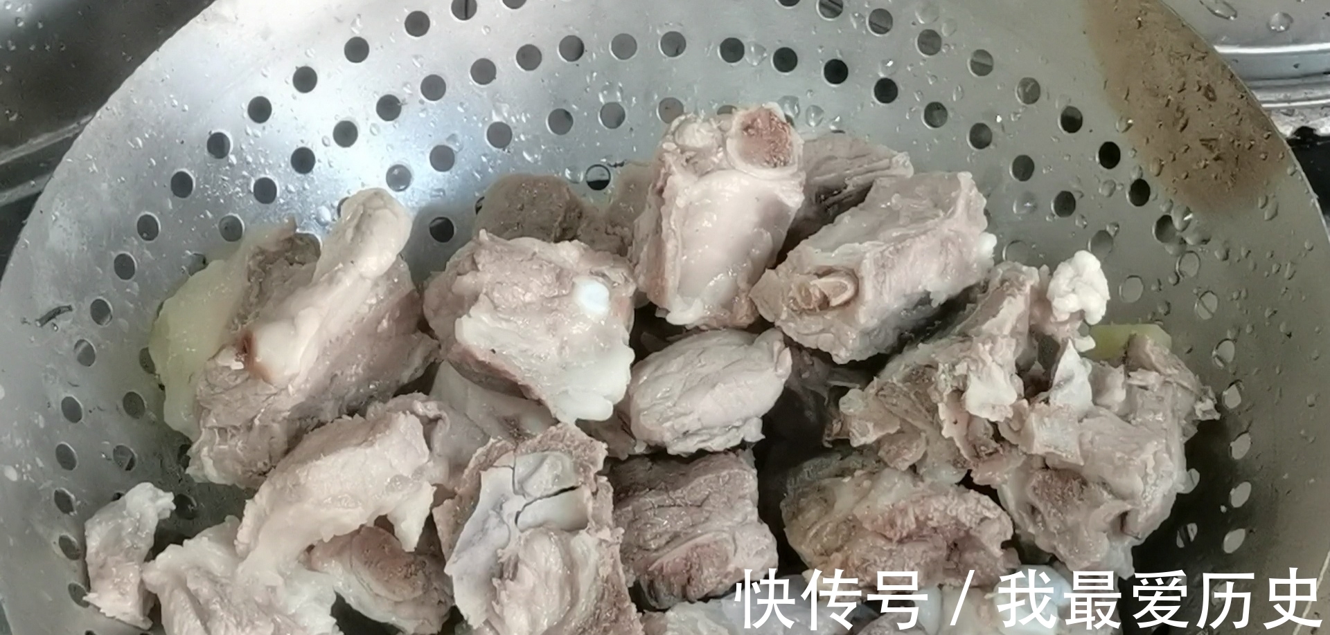 正确做法|土豆烧排骨的正确做法,教你在家做,肉质鲜嫩既健康,下饭又下酒
