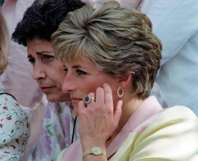 戴安娜 戴安娜秀的订婚钻戒6万美元就能买到,再看卡米拉的:到底是真爱