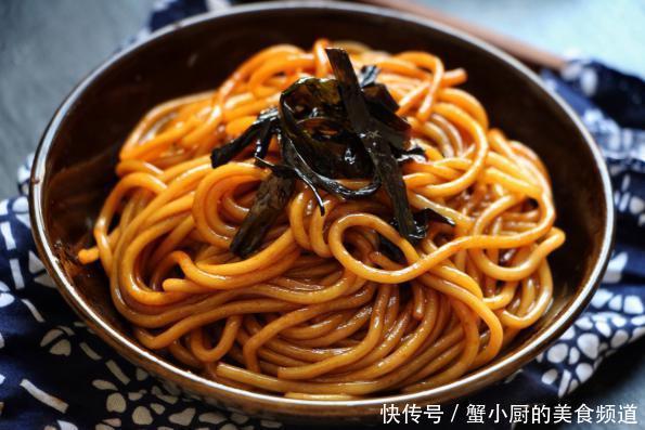 试试|做面条时,烹饪方法越简单,味道却越经典,学会了在家试试太香了