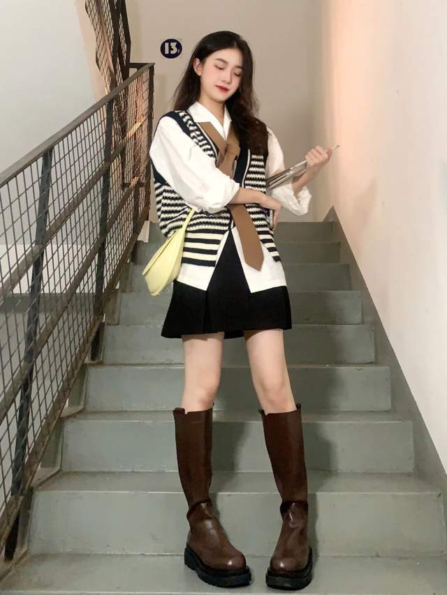 穿搭|秋季,西服怎么穿才好看?搭配上黑色针织衫和半身裙,高级又时髦