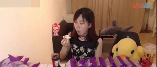  面包|大胃王密子君挑战26个紫薯面包，结果吃撑了，吃成这个样子