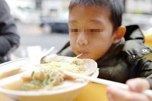 两代人|老人的这碗“毒面条”正毁掉两代人,父母要留心,别让爱涂上砒霜