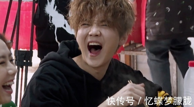 鄧超鹿晗在小縣城吃面,誰注意他們桌面上鋪了啥?嫌棄就別在這吃