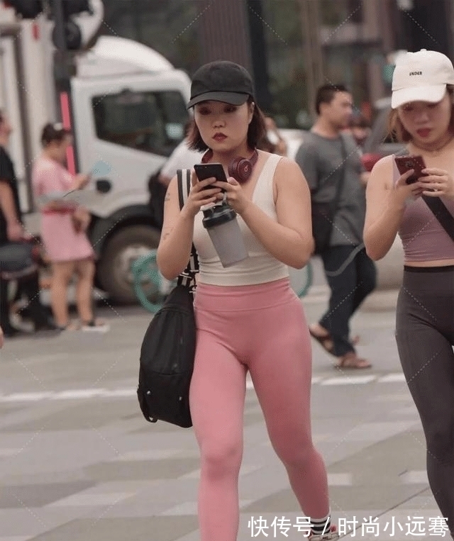 衣服 贴身舒适的衣服女孩更爱打底裤，显瘦时髦的效果让人欢喜！