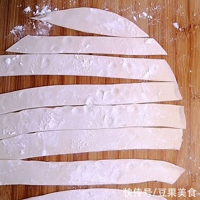 #我心中的冬日限定#冬日里的开胃美食——酸菜肥牛揪面片