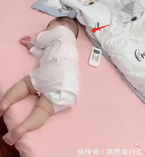 宝爸|爸爸带孩子睡午觉,一旁的宝宝睡觉姿势,网友笑称:同款爸爸