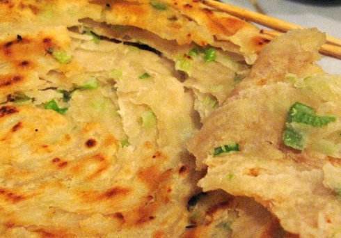 烙饼时，别再用凉水和开水了，用它，又软又香还出层，放凉也不硬