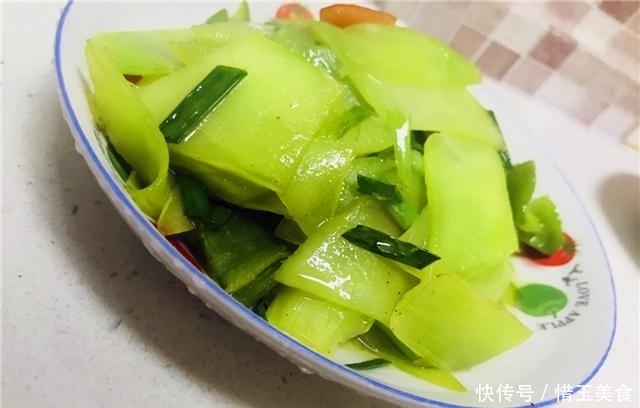 油腻|油腻吃多了,赶紧来一盘清爽的素炒莴笋,好看又好吃!