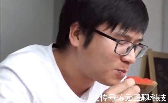 小伙把西瓜放锅里煮了2小时,开始遭人嫌弃，出锅后抢着吃!