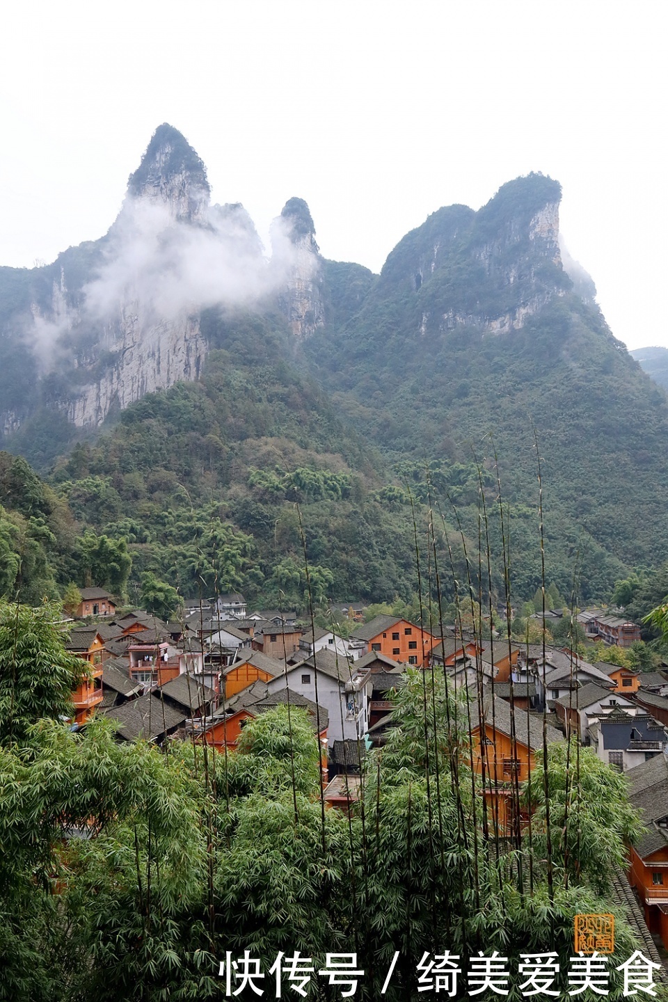 矮寨奇观景区，不仅有百年公路千年苗寨，更有被评为世界最美的大桥