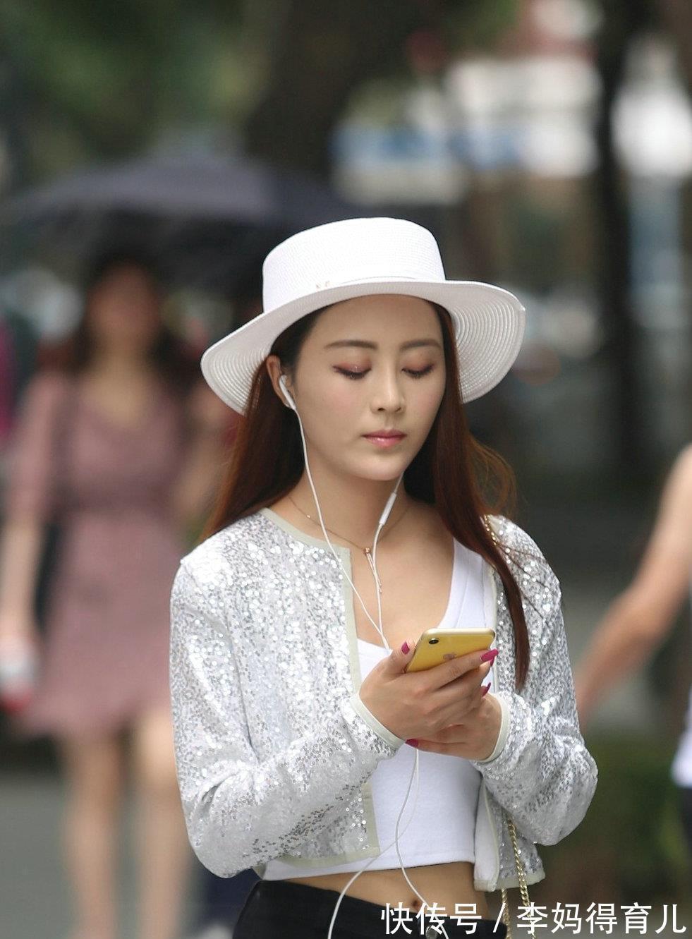 微胖|背心搭配薄外套，这样穿既展示了身材，又时尚漂亮