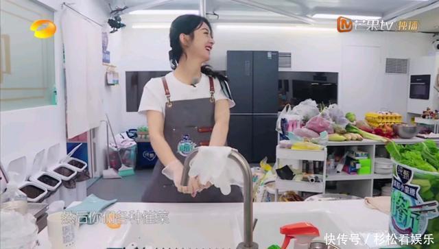 《中餐厅》这伙员工不好带，两个人脚不沾地，一个人干得少睡得早