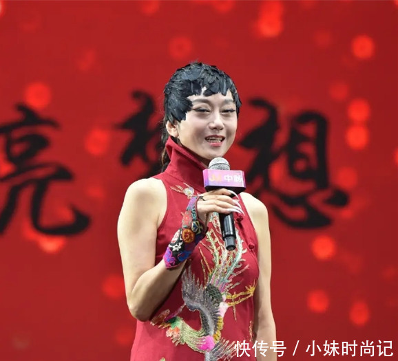 62岁杨丽萍不服老“羽毛”发型配长袍走民族风,鱼尾纹好明显