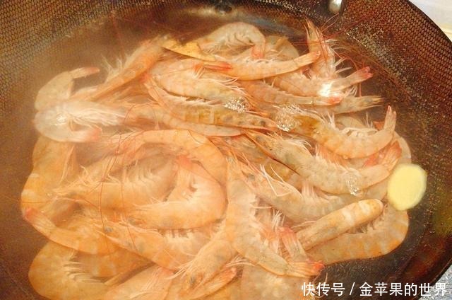 才知道,白灼虾要煮几分钟,大厨牢记这3点,虾肉鲜嫩无腥味